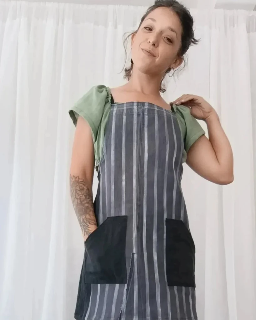 Celeste, diseñadora de Estilo Viko, vistiendo un delantal de denim upcycling.